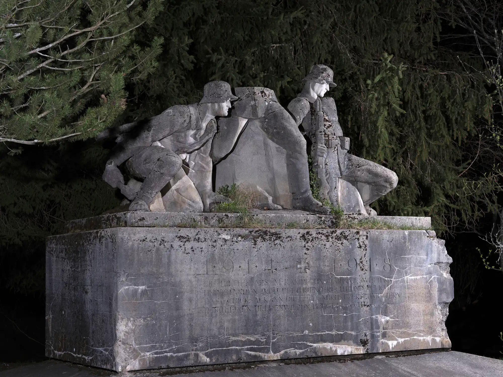 Foto für das Publikationsprojekt „IN STEIN GEMEISSELT“ über die Gefallenendenkmäler des Ersten Weltkriegs in Baden‑Württemberg. Foto: Gustavo Alàbiso