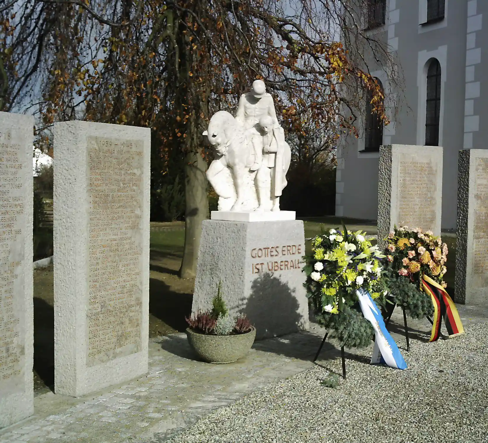 Foto für das Publikationsprojekt „IN STEIN GEMEISSELT“ über die Gefallenendenkmäler des Ersten Weltkriegs in Baden‑Württemberg.
Foto: Wikipedia