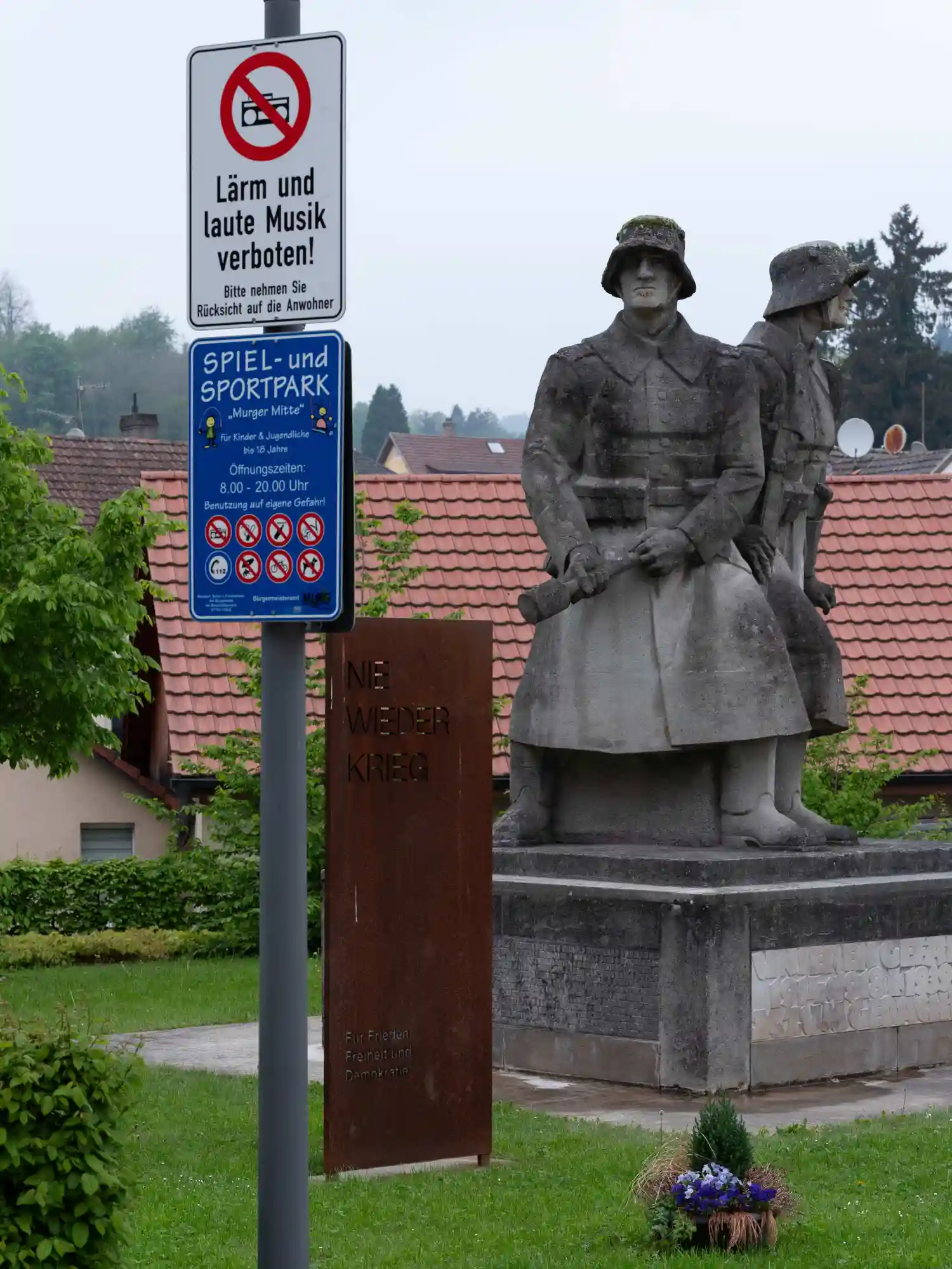 Photo for the publication project ‘IN STEIN GEMEISSELT’ on the First World War war memorials in Baden-Württemberg. Photo: Gustavo Alàbiso